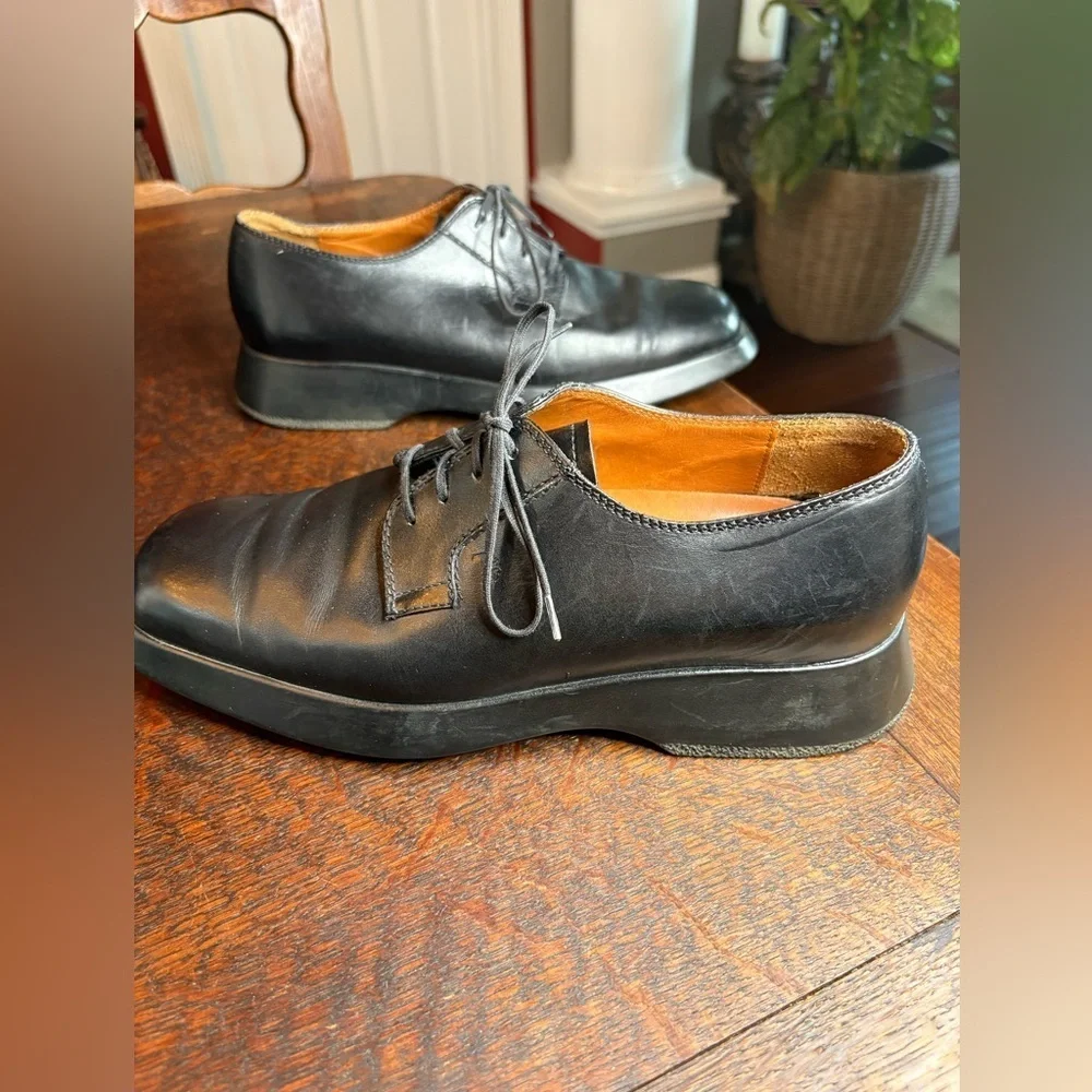 Tod’s- Classic Black Leather Oxford Shoes with a Thick Sole. Size US 7.5